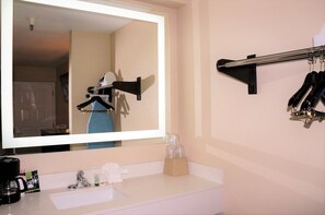Chambre Standard, 1 très grand lit | Bureau, fer et planche à repasser, Wi-Fi gratuit