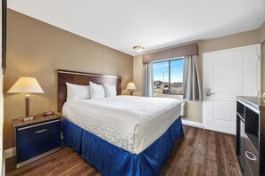 Standard Room, 1 King Bed | Desk, iron/ironing board, free WiFi