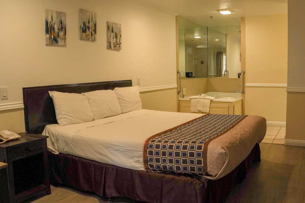 Kamer, 1 kingsize bed, bubbelbad | Een strijkplank/strijkijzer, extra bedden (toeslag), gratis wifi