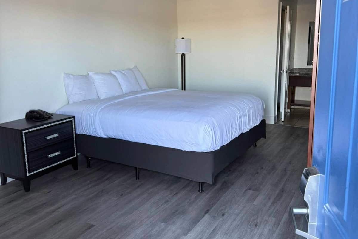 Room, 1 King Bed, Non Smoking | Desk, blackout drapes, iron/ironing board, free cribs/infant beds