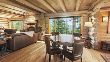 Cabin, 4 Bedrooms (Trappers, Home, On-Mountain) | In-room dining