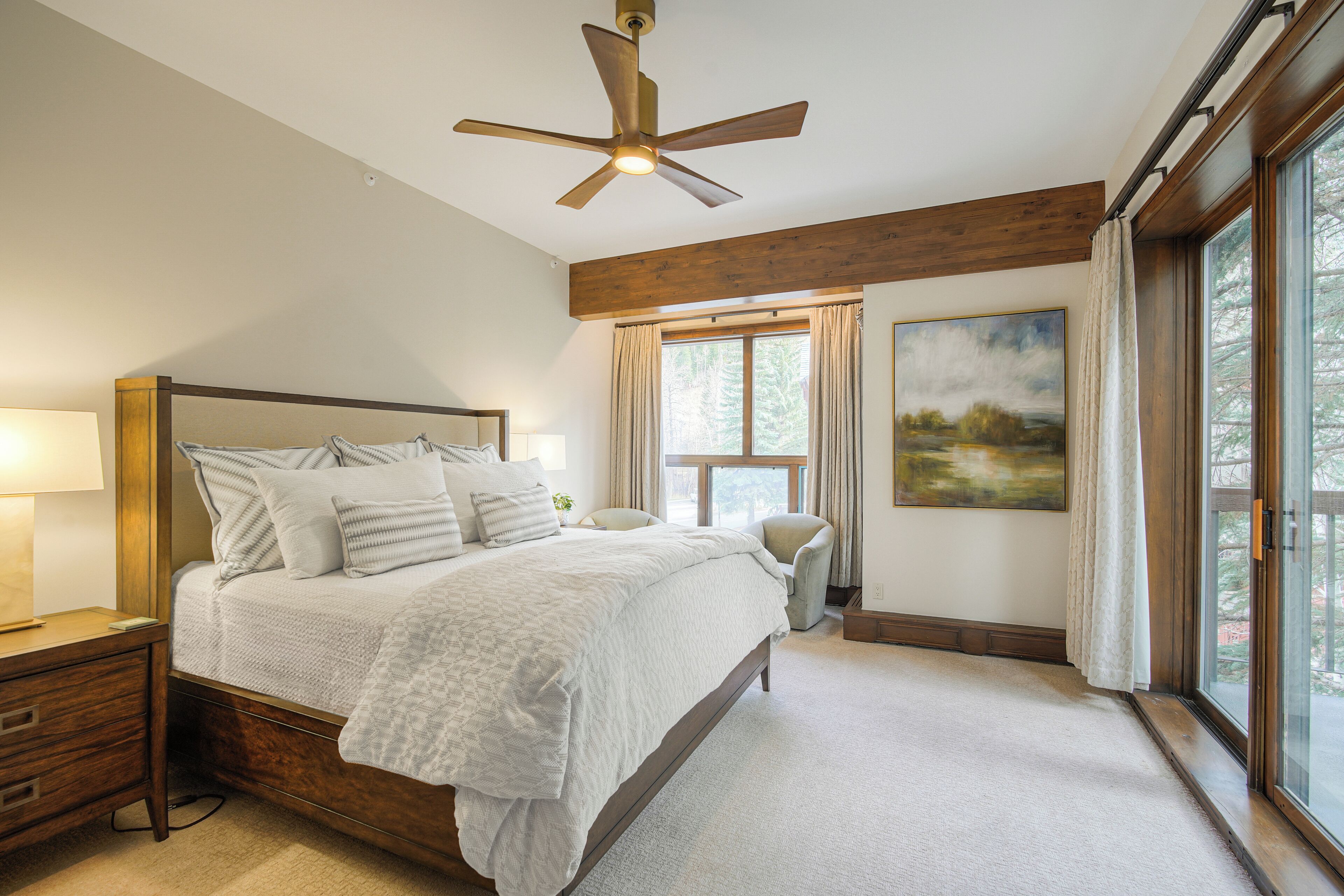 Apartamento, 2 habitaciones | Caja fuerte, escritorio, cortinas opacas y tabla de planchar con plancha