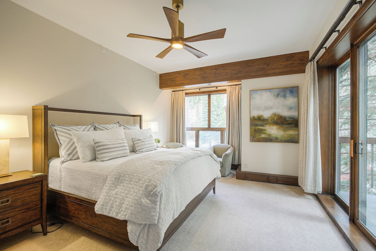 Apartamento, 2 habitaciones | Caja fuerte, escritorio, cortinas opacas y tabla de planchar con plancha