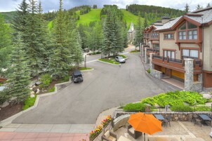 Habitación superior, 1 cama de matrimonio grande | Vistas a la montaña