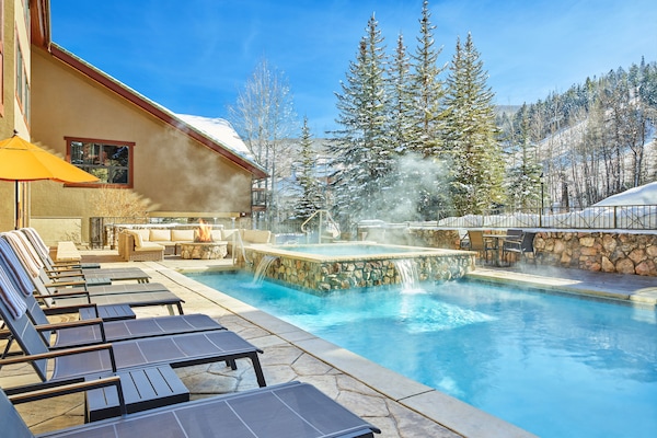 Piscina a l'aire lliure i gandules