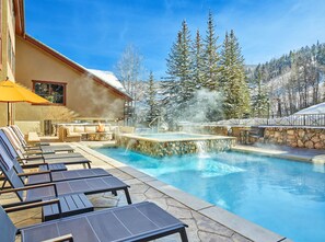  室外泳池；躺椅