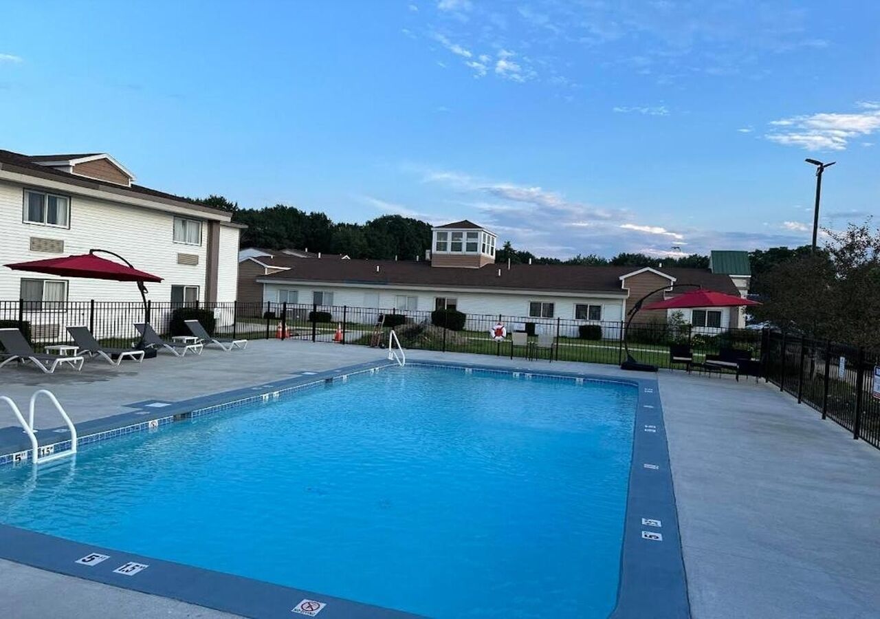 Una piscina al aire libre de temporada (de 12:00 a 21:00), sombrillas