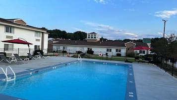 Una piscina al aire libre de temporada (de 12:00 a 21:00), sombrillas