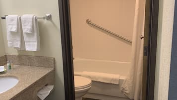 Un baño con lavamanos, inodoro y ducha.