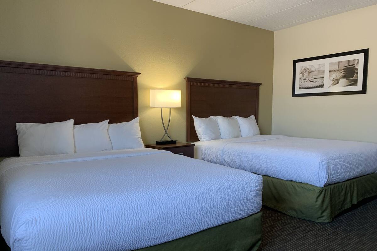 Quarto casal, 2 camas Queen | Escrivaninha, ferros/tábuas de passar roupa, Wi-Fi de cortesia