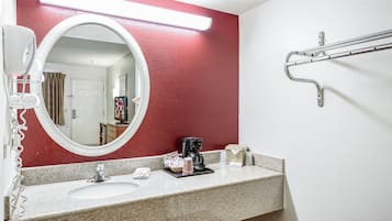 Deluxe Room, 1 Queen Bed (Smoke Free) | Bathroom | Eco-friendly toiletries, hair dryer, towels