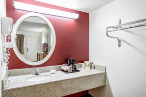 Deluxe Room, 1 Queen Bed (Smoke Free) | Bathroom | Eco-friendly toiletries, hair dryer, towels