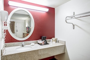 Deluxe Room, 1 Queen Bed (Smoke Free) | Bathroom | Eco-friendly toiletries, hair dryer, towels