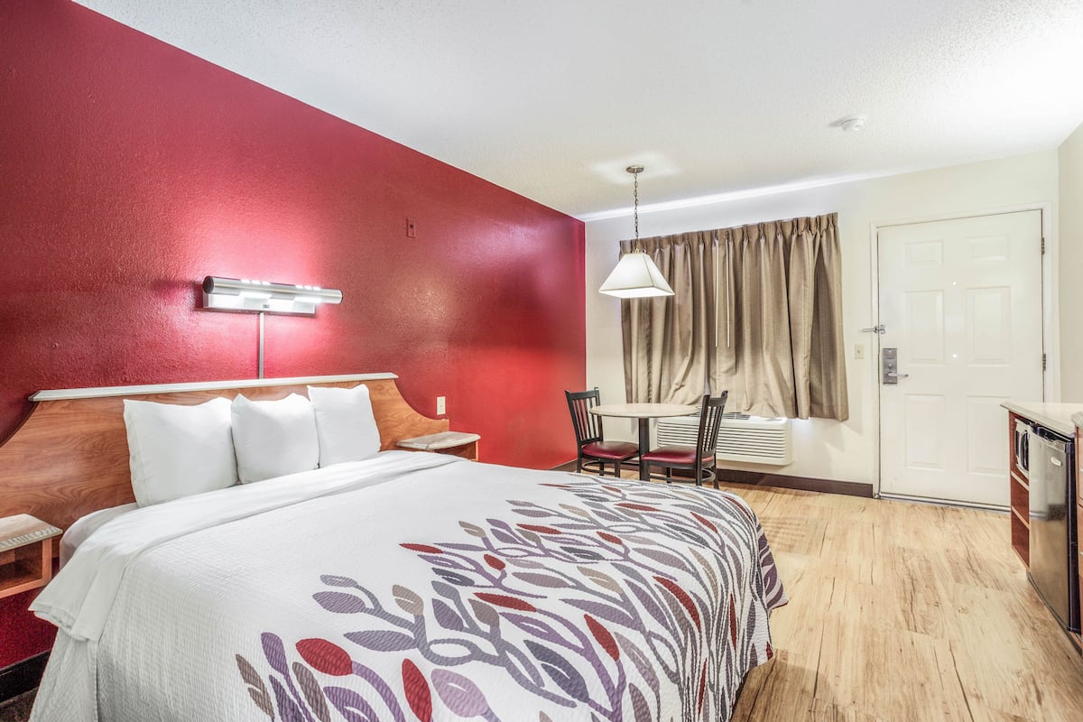 1 bedroom, desk, laptop workspace, blackout drapes
