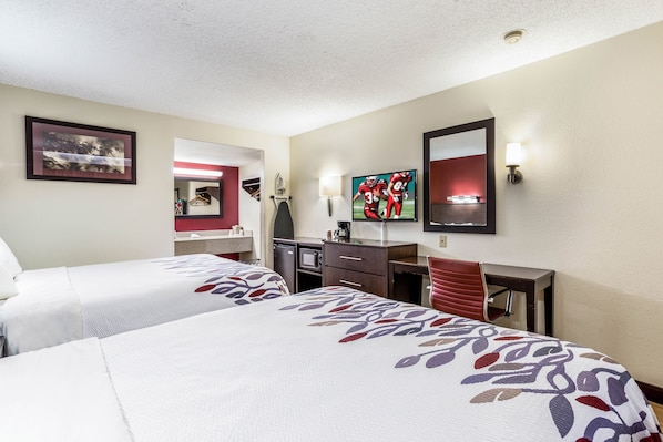 Desk, laptop workspace, blackout drapes, soundproofing - Red Roof Inn Gallup (Gallup)