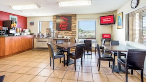 A Red Roof Inn with a kitchen area, dining tables, and chairs. - Red Roof Inn Gallup (Gallup)