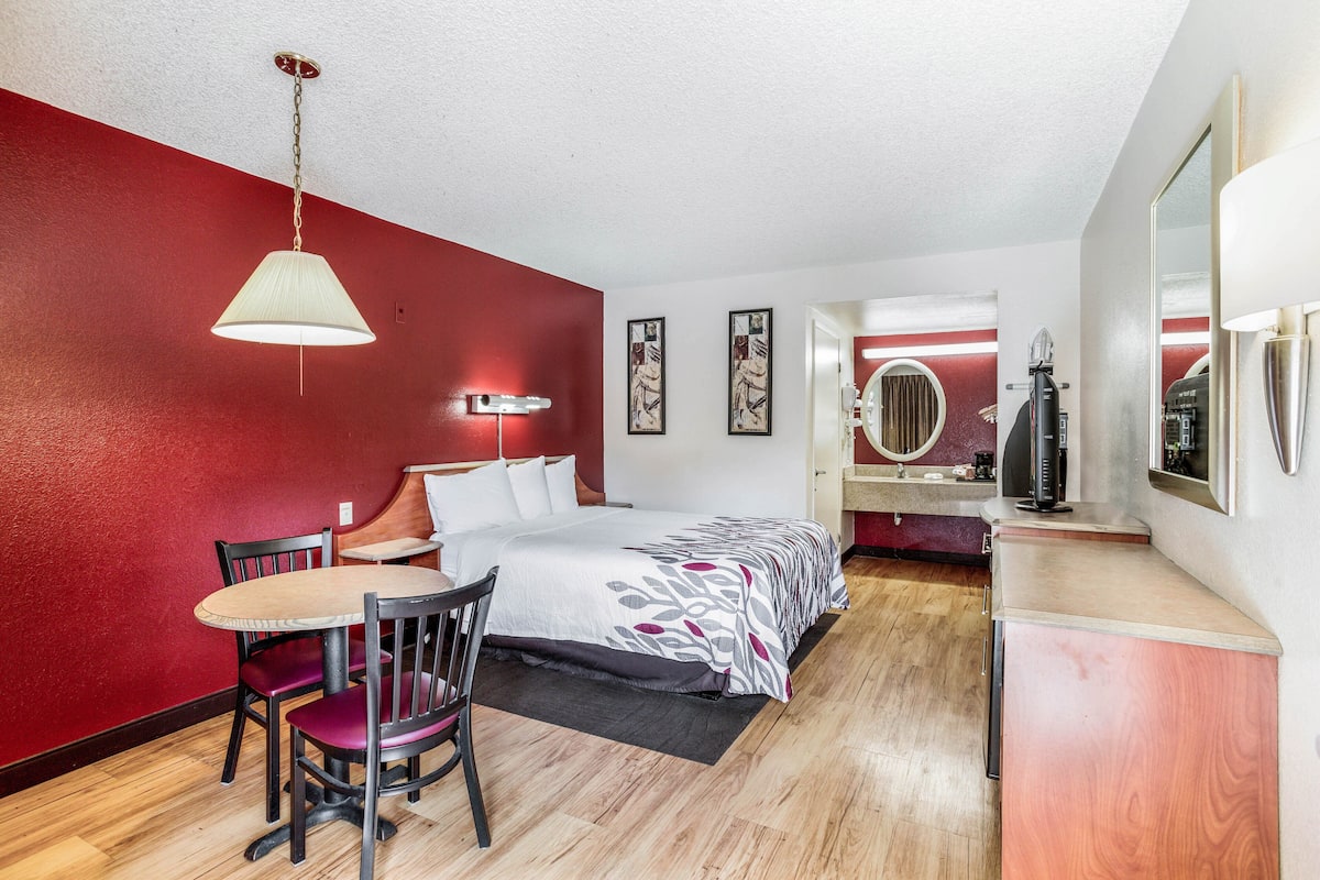 Deluxe Room, 1 Queen Bed (Smoke Free) | 1 bedroom, desk, laptop workspace, blackout drapes