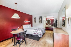 Deluxe-Zimmer, 1 Queen-Bett (Smoke Free) | 1 Schlafzimmer, Schreibtisch, laptopgeeigneter Arbeitsplatz