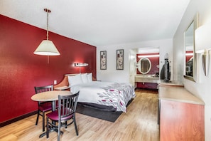 Deluxe Room, 1 Queen Bed (Smoke Free)