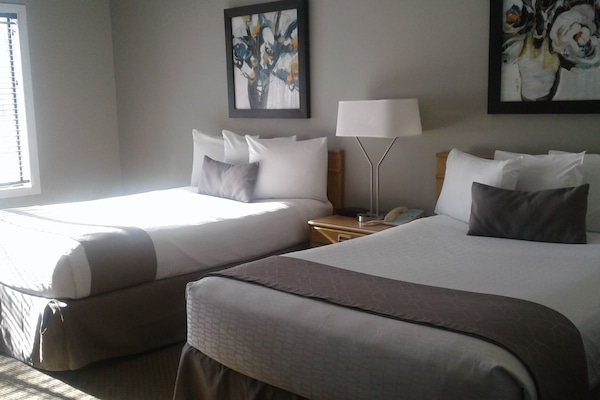 Standaard kamer, 2 tweepersoonsbedden | Een strijkplank/strijkijzer, gratis wifi, beddengoed