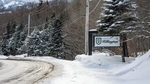 Una carretera nevada con un cartel que dice 'Welcome to Killington'.