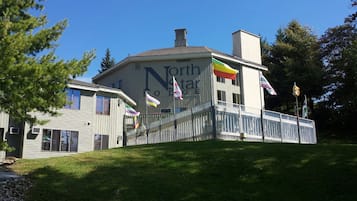 Ein Gebäude mit einem Schild, auf dem „North Star Lodge“ steht.