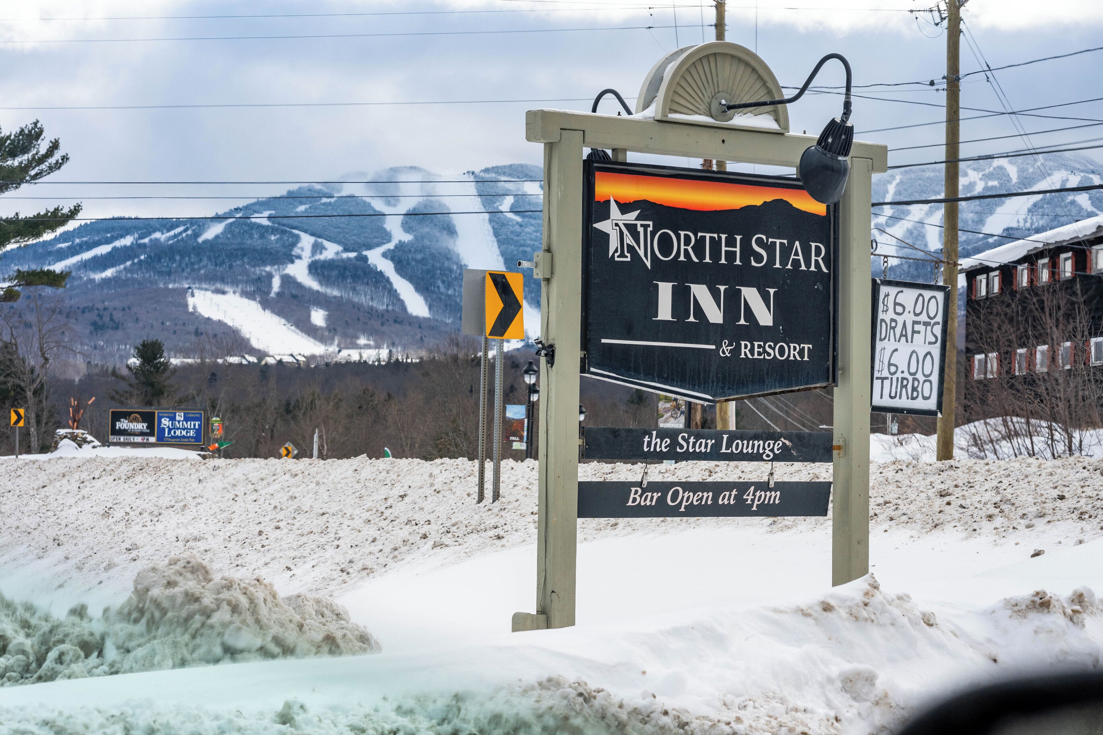 Segnaletica per NorthStar Inn & Resort con montagne sullo sfondo.