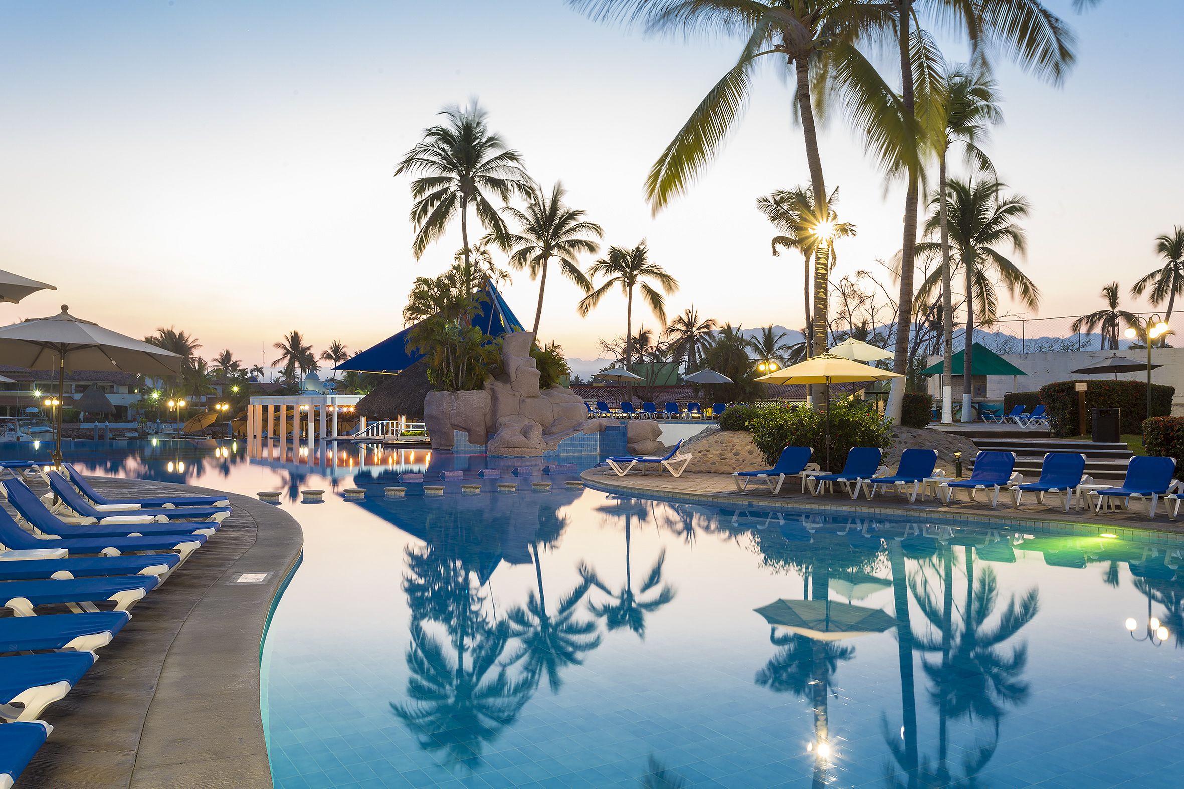 4 albercas al aire libre, sombrillas en la alberca y camastros 