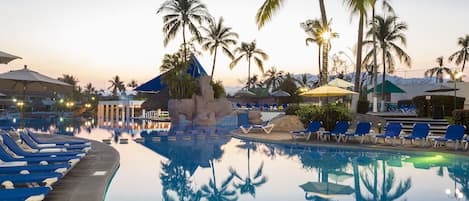 4 albercas al aire libre, sombrillas en la alberca y camastros