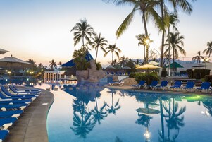 4 piscinas al aire libre, sombrillas, sillones reclinables de piscina