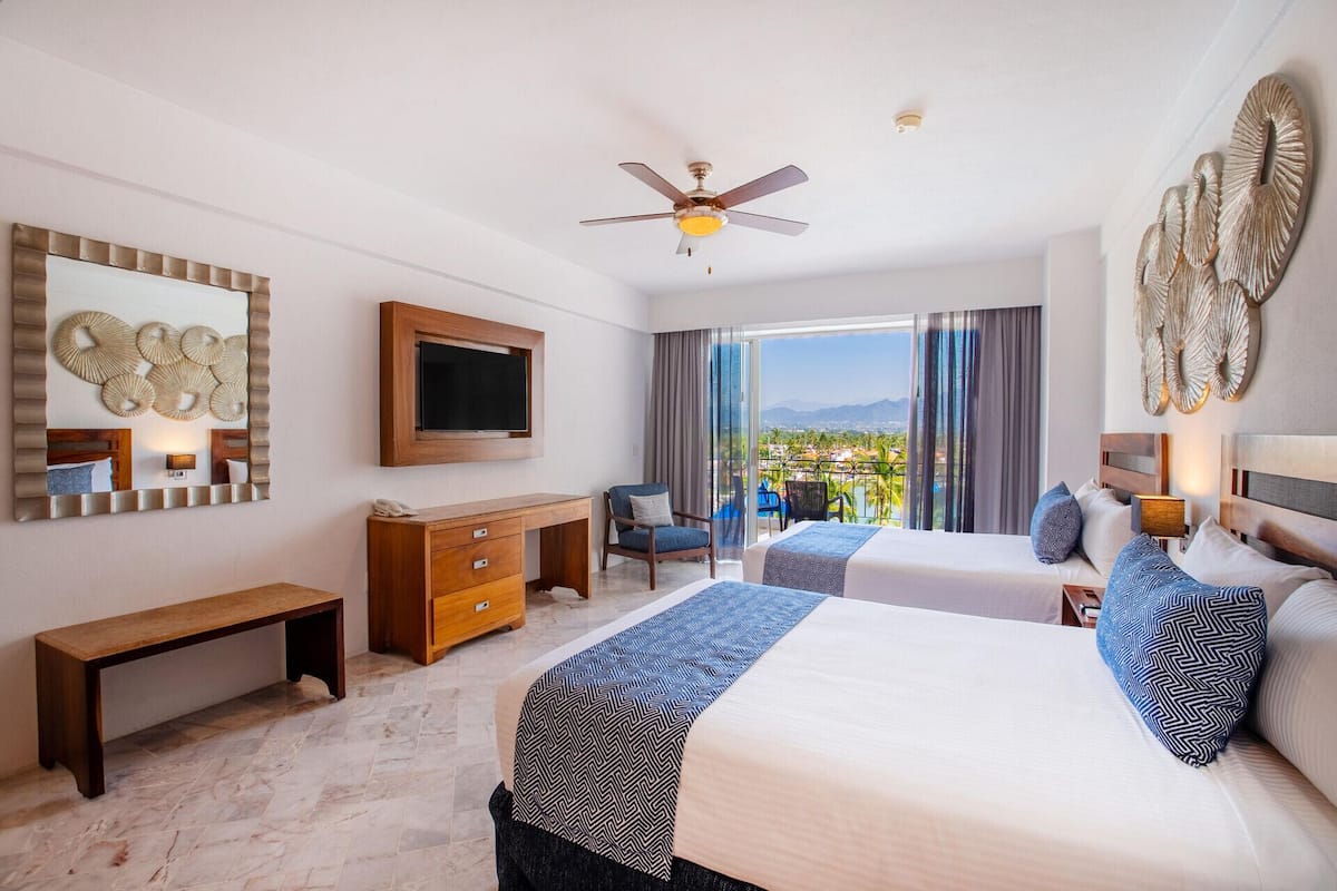 1 bedroom, premium bedding, in-room safe, desk