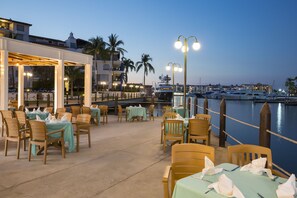 4 restaurantes; se sirve desayuno, almuerzo y cena; cocina internacional