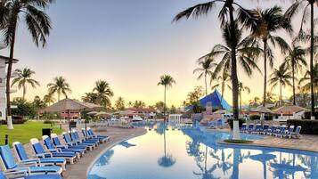 4 outdoor pools, pool umbrellas, sun loungers