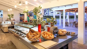 4 restaurants; breakfast, lunch, dinner, and brunch served