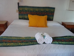 Standardzimmer, Poolblick (Subject To Availability) | Zimmersafe, Schreibtisch, Verdunkelungsvorhänge, Bügeleisen/Bügelbrett
