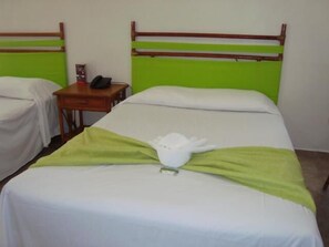 Standaard kamer, uitzicht op zwembad (Subject To Availability) | Een kluis op de kamer, een bureau, verduisterende gordijnen