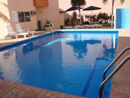 Una piscina al aire libre