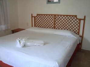 Standard-huone, näköala uima-altaalle (Subject To Availability) | Tallelokero huoneessa, työpöytä, pimennysverhot, silitysrauta/-lauta