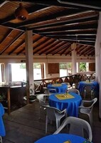 Se sirven desayunos, almuerzos y cenas; cocina caribeña