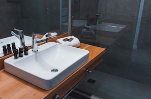 Een douche, een regendouche, gratis toiletartikelen, een haardroger