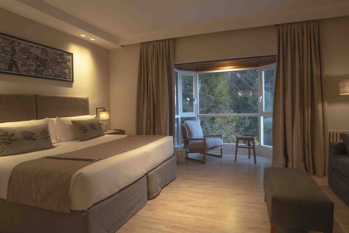 standard room, garden view | premium bedding, down duvets, pillow-top beds, minibar