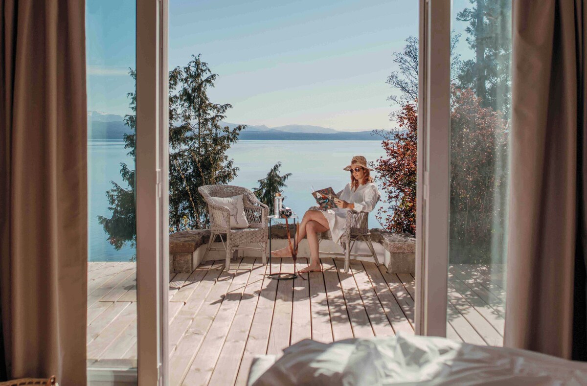 Suite estudio superior, balcón, vistas al lago | Ropa de cama de alta calidad y edredones de plumas