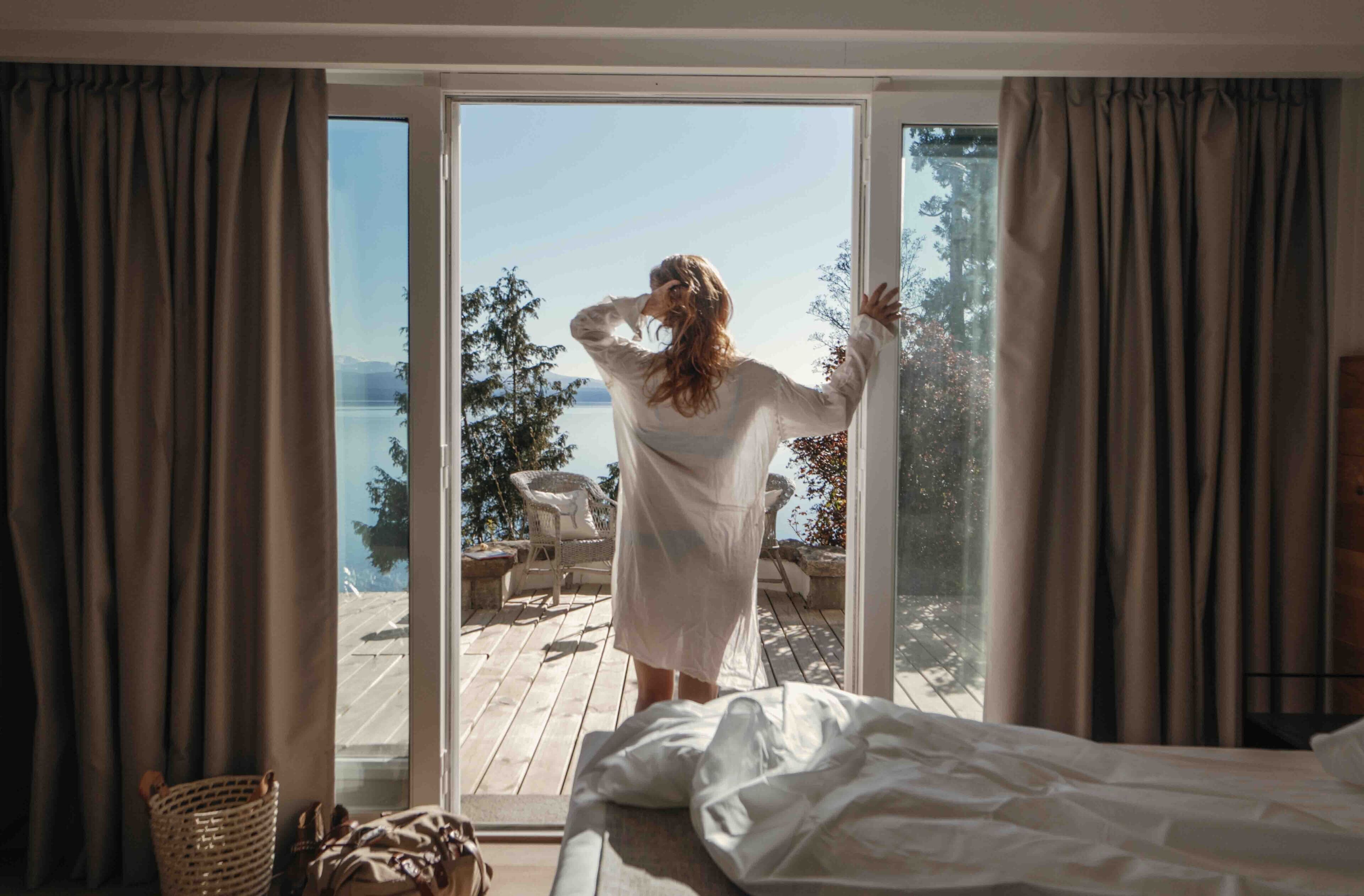 superior studio suite, balcony, lake view | premium bedding, down duvets, pillow-top beds, minibar