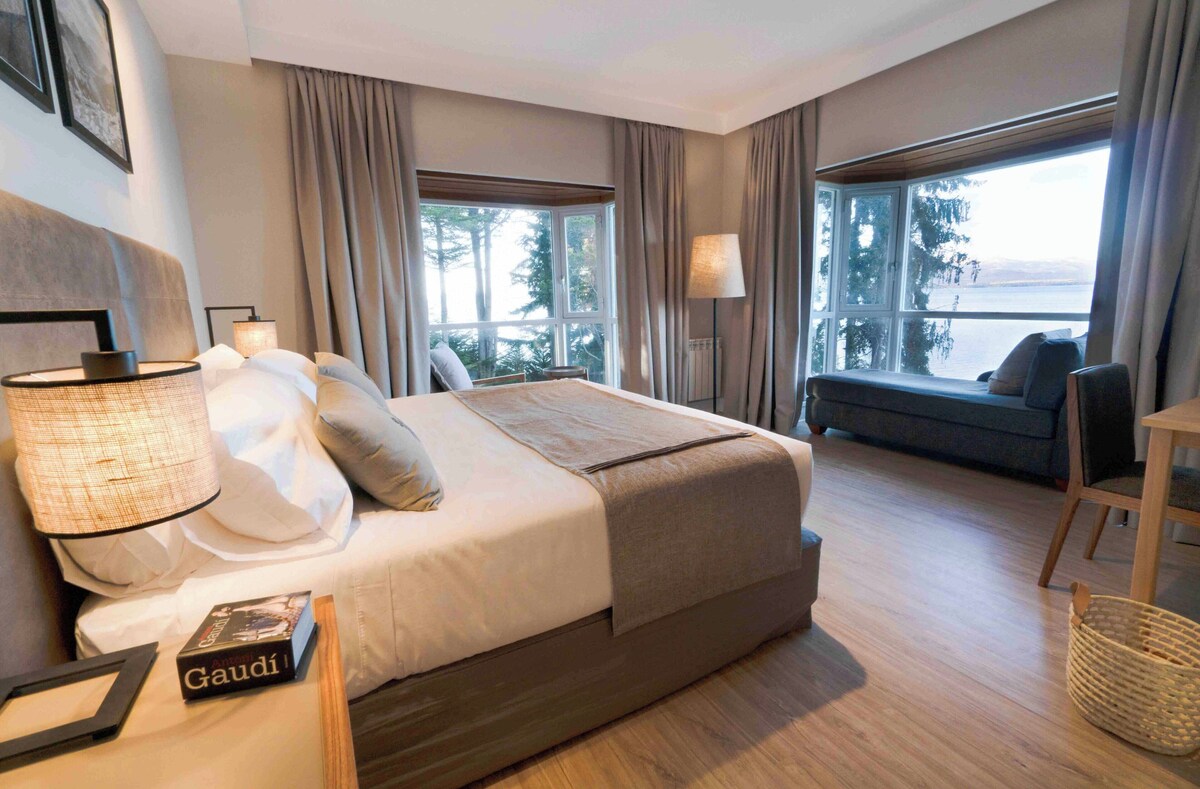 Habitación superior, vistas al lago | Ropa de cama de alta calidad y edredones de plumas