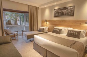 Habitación estándar, vista al jardín | Ropa de cama de alta calidad, edredón, camas con pillow-top y minibar 
