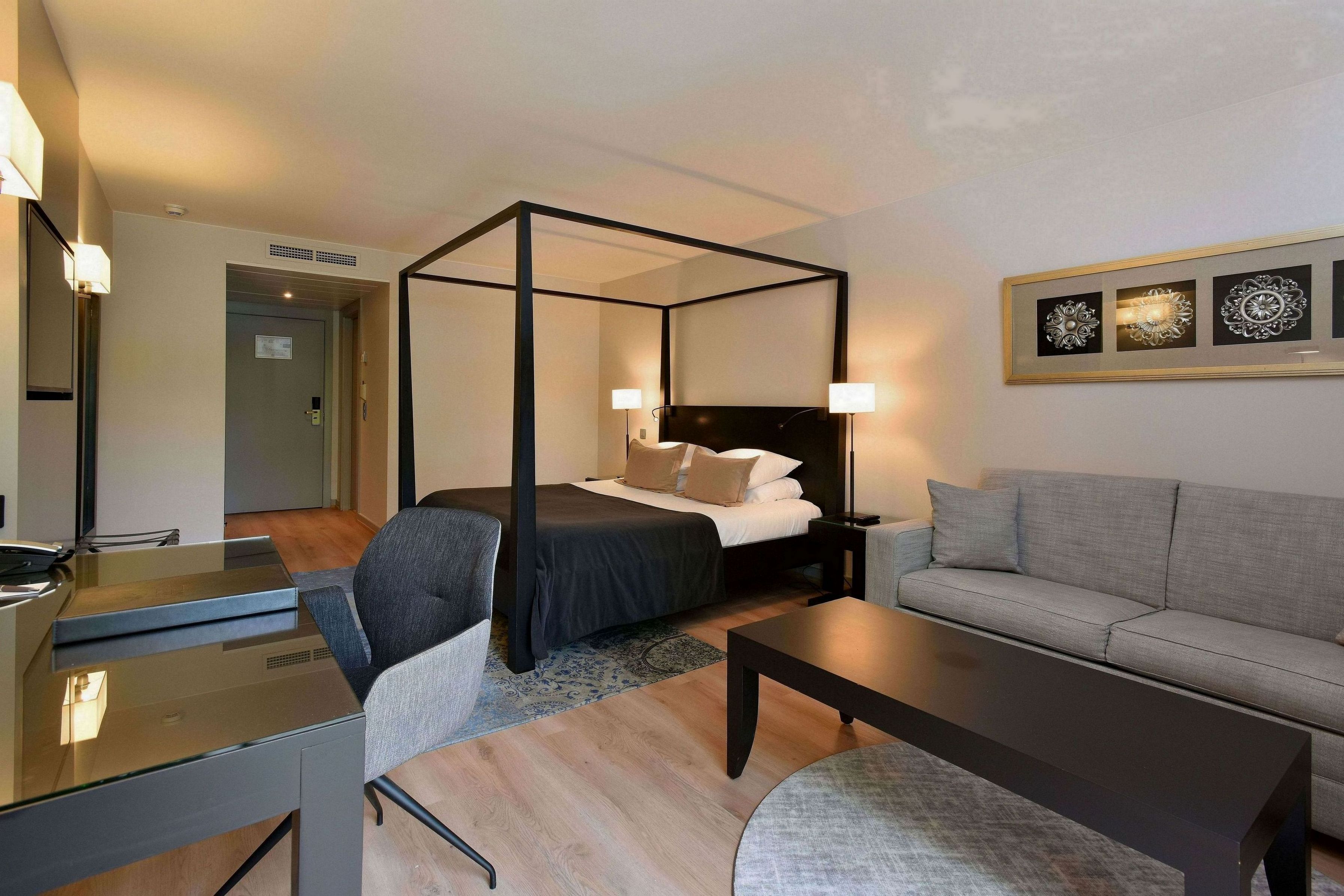 Minibar, coffres-forts dans les chambres, bureau, rideaux occultants