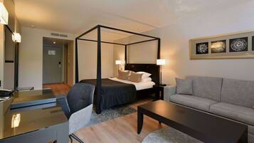 Minibar, coffres-forts dans les chambres, bureau, rideaux occultants