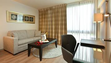 Dobbeltrom – executive, utsikt mot innsjø, ved innsjø | Minibar, safe på rommet, skrivebord og blendingsgardiner