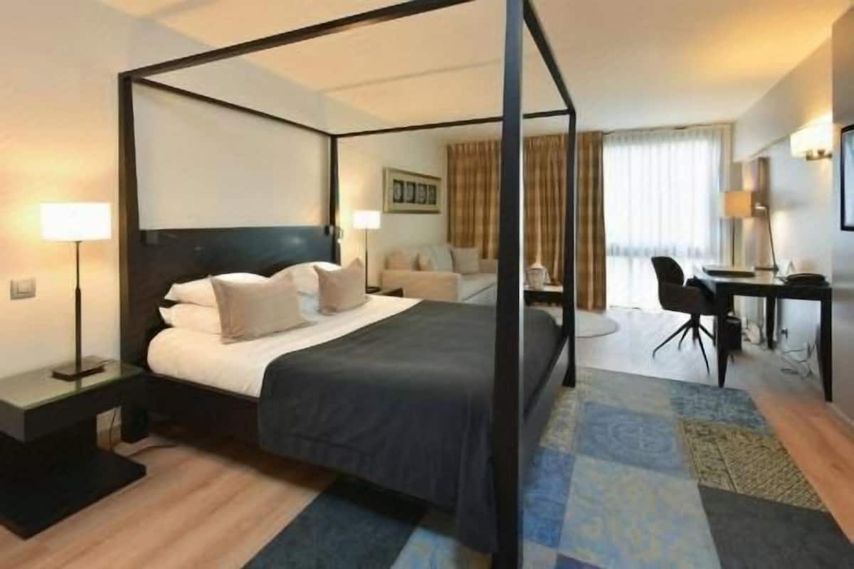Minibar, coffres-forts dans les chambres, bureau, rideaux occultants