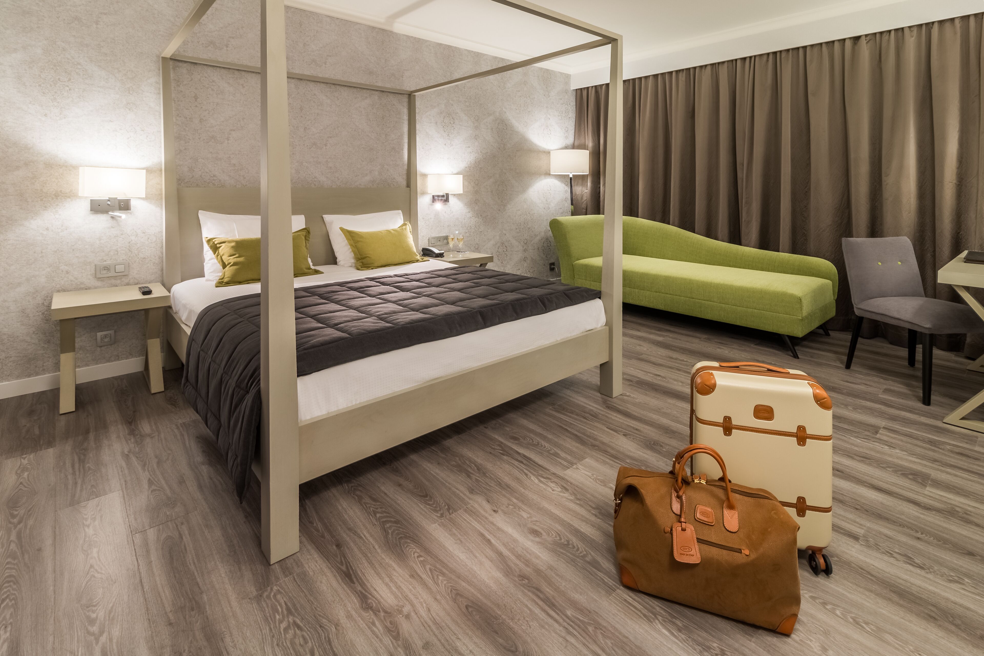 Minibar, coffres-forts dans les chambres, bureau, rideaux occultants